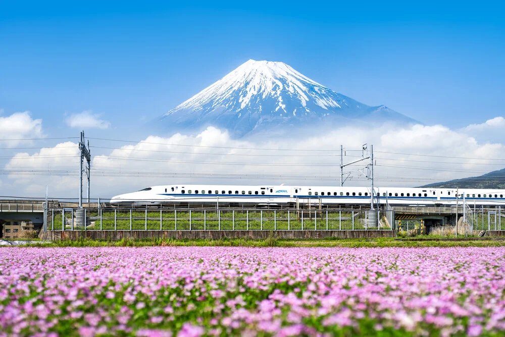 Shinkansen Zug fährt vorbei am Berg Fuji - fotokunst von Jan Becke