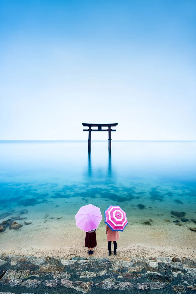 Torii am Biwa See - fotokunst von Jan Becke