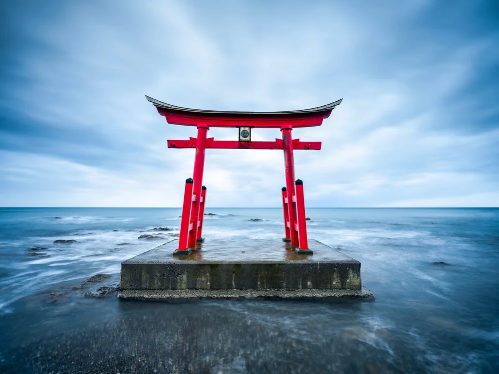 Rotes Torii bei Shosanbetsu - fotokunst von Jan Becke