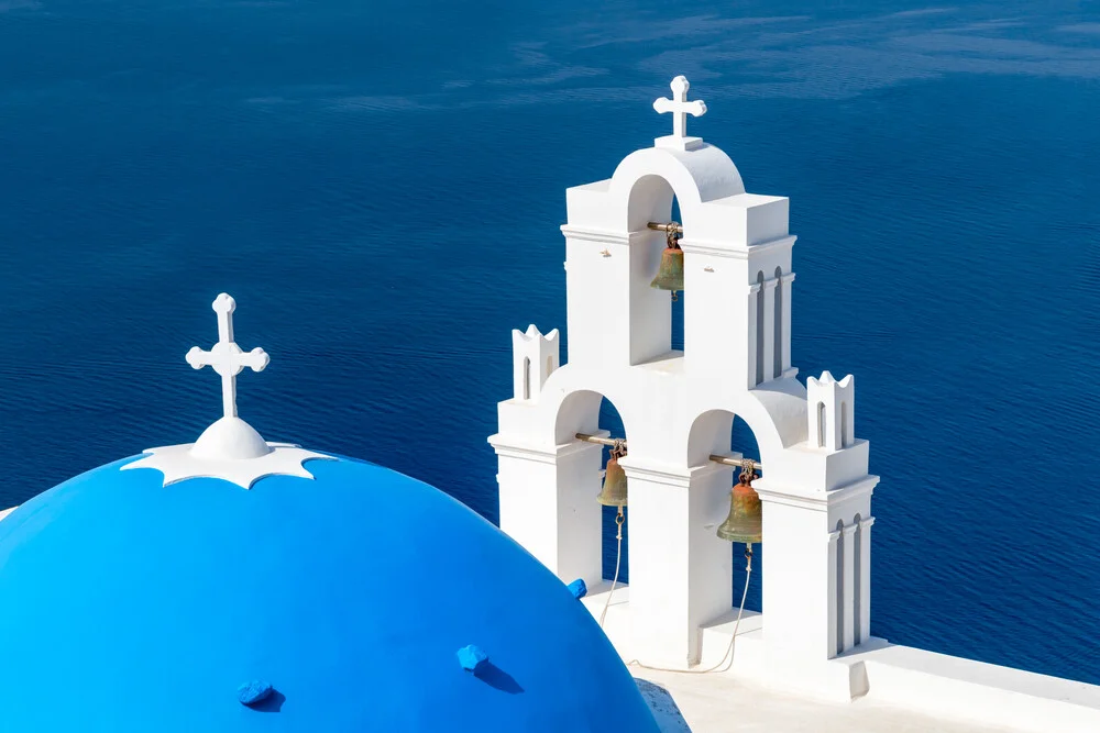 Blaues Dach der St. Gerasimos Kirche in Fira - fotokunst von Jan Becke