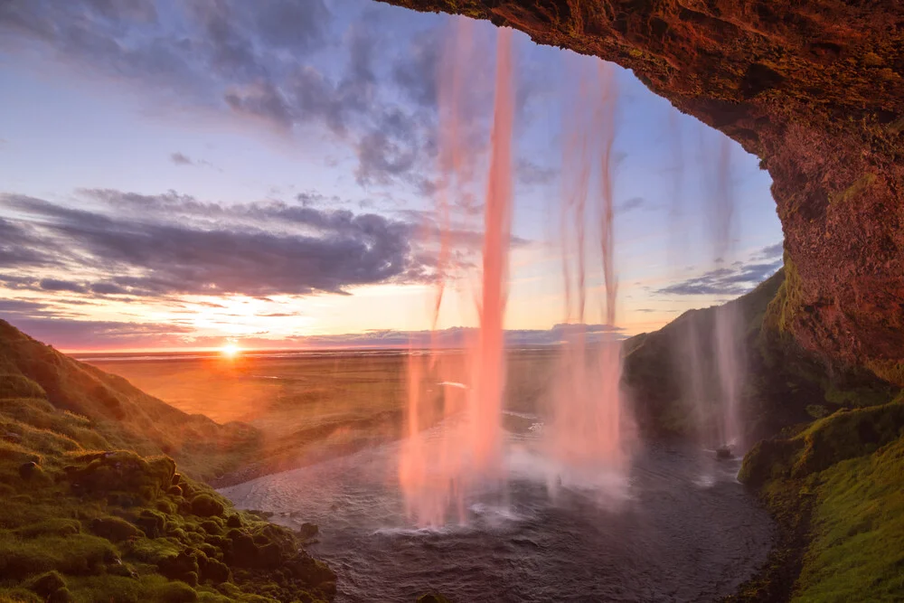 Sonnenuntergang am Seljalandfoss - fotokunst von Dave Derbis