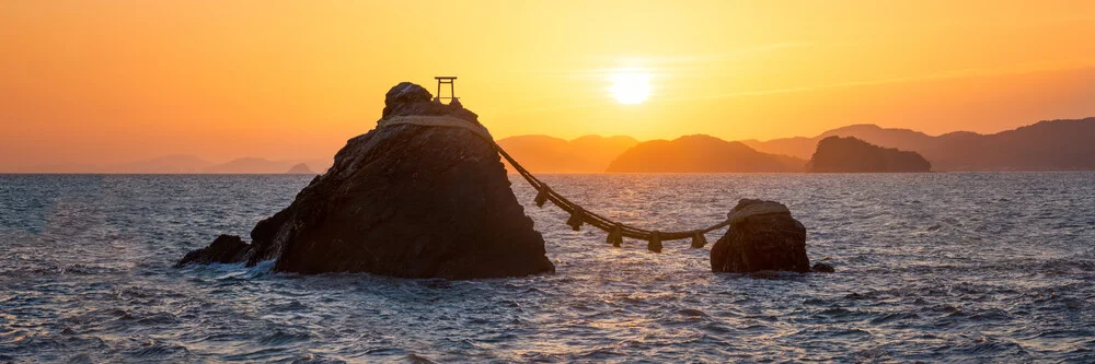 Meoto Iwa Felsen bei Sonnenaufgang - fotokunst von Jan Becke