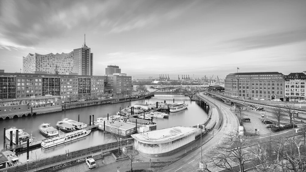 Hamburg Elbphilharmonie und Hafen - fotokunst von Dennis Wehrmann