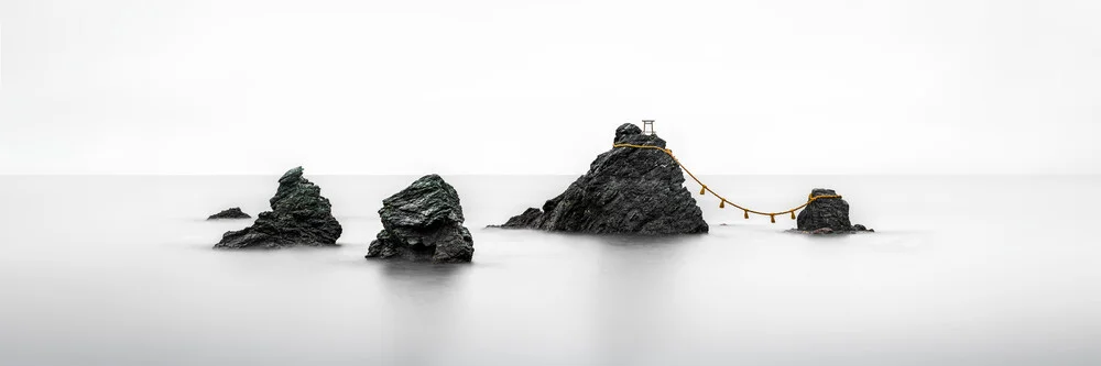 Meoto Iwa Felsen - fotokunst von Jan Becke