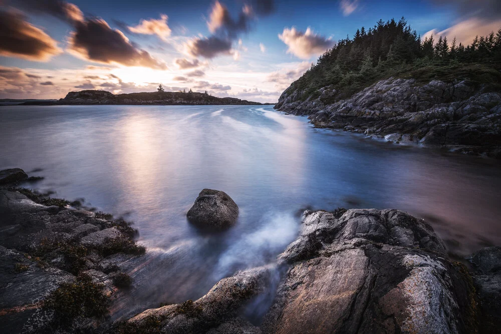 Warme Sonnenuntergangsstimmung in Norwegen am Meer - fotokunst von Felix Baab