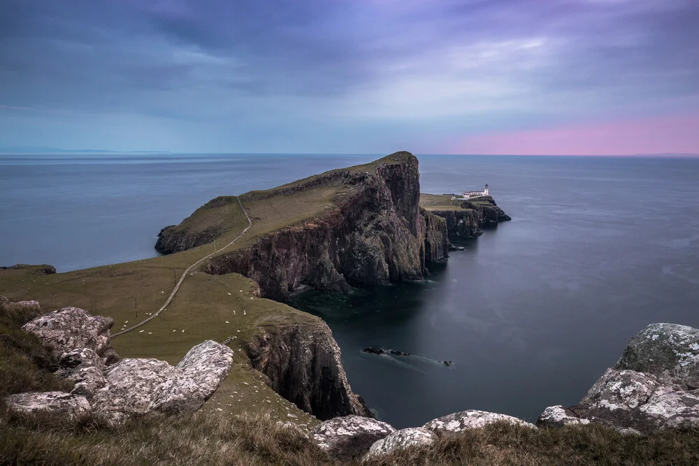 Neistpoint Leuchtturm Halbinsel bei blauer Stunde - fotokunst von Felix Baab
