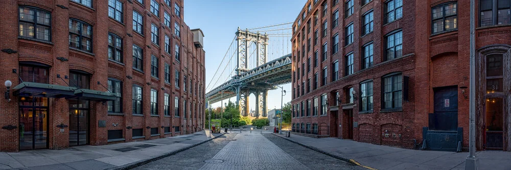 Die Manhattan Bridge vom Stadtteil Dumbo aus gesehen - fotokunst von Jan Becke