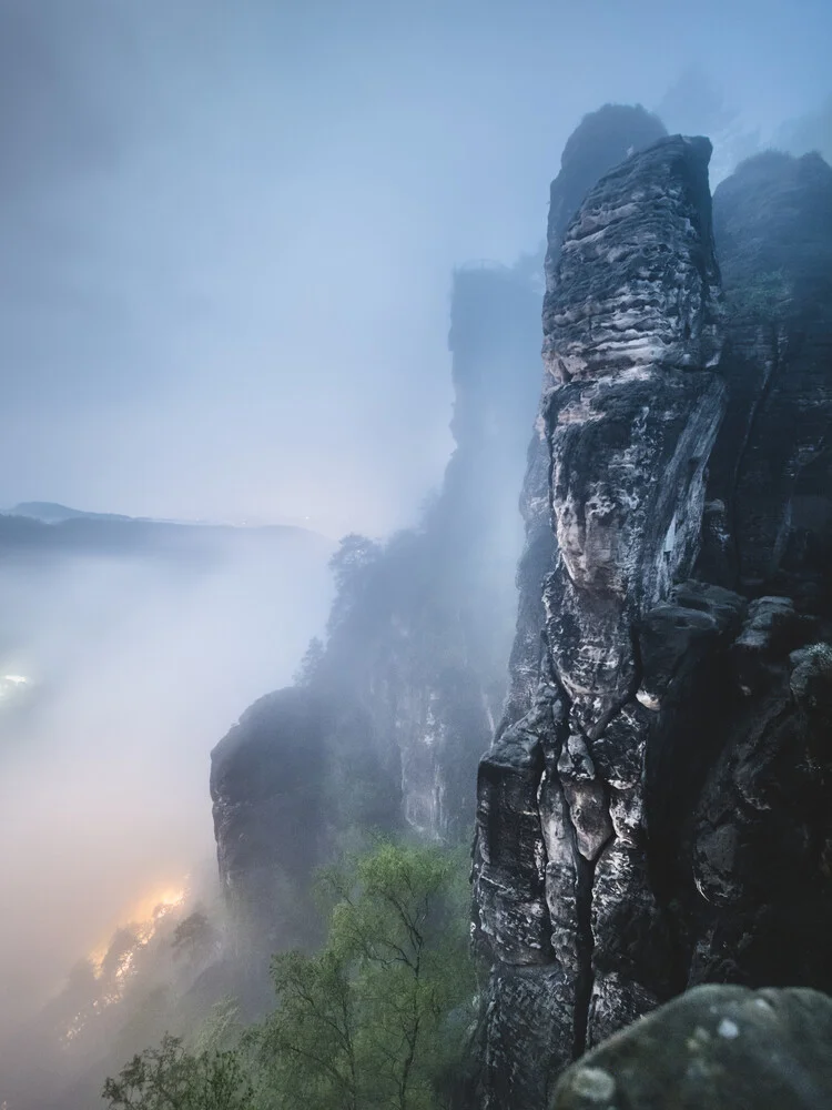 Basteiaussicht bei Nacht im Elbsandsteingebirge - fotokunst von Ronny Behnert