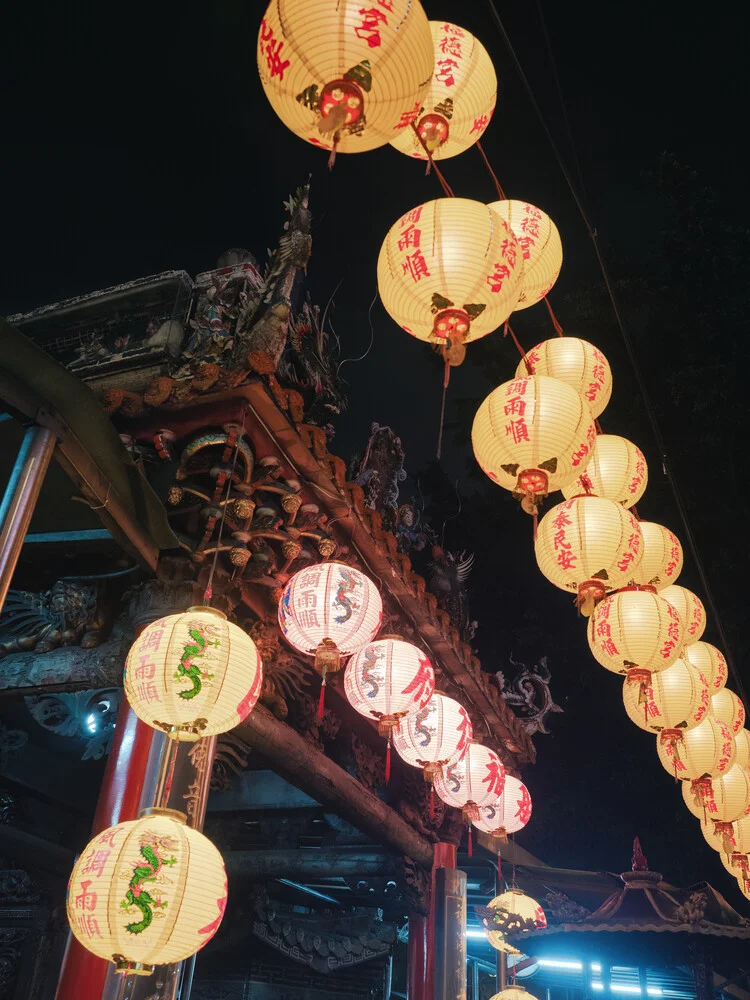 Chinese Lanterns in Taipei's temple - fotokunst von Gaspard Walter