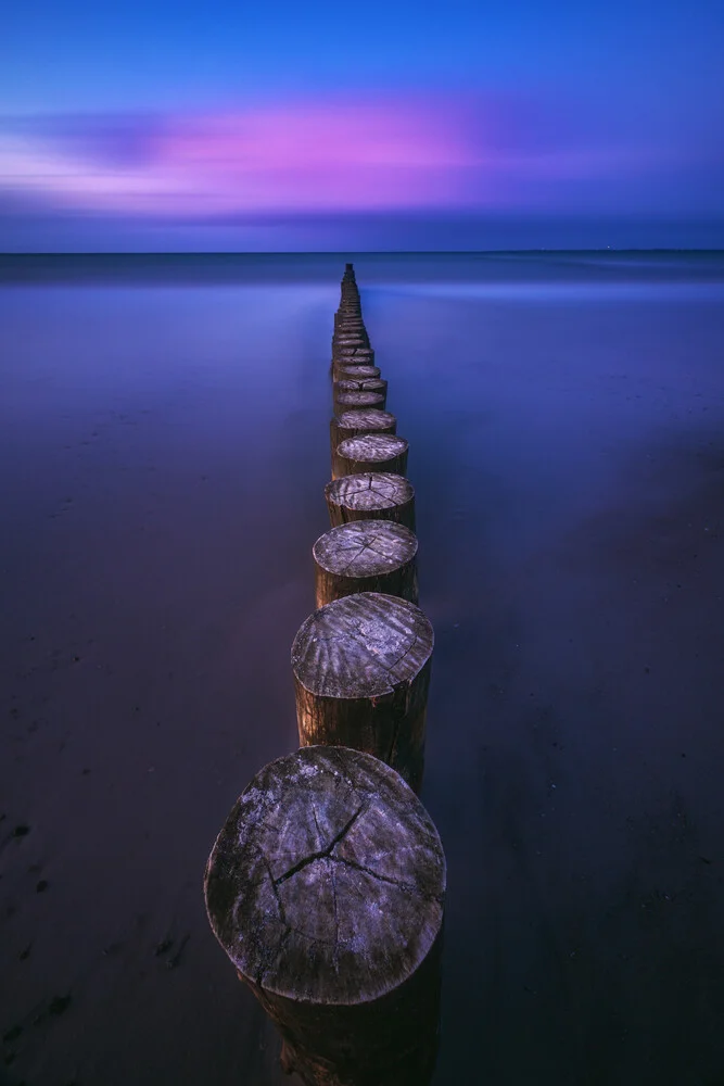 Ostsee Strand von Heiligenhafen mit Buhnen zur blauen Stunde - fotokunst von Jean Claude Castor