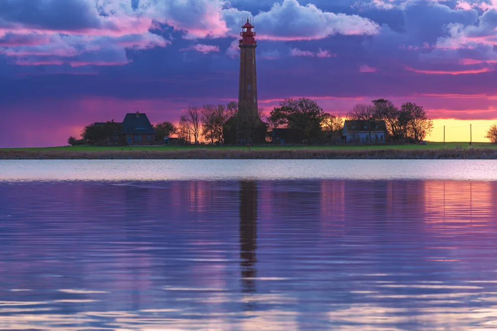 Leuchtturm Flügge auf Fehmarn zum Sonnenuntergang - fotokunst von Jean Claude Castor