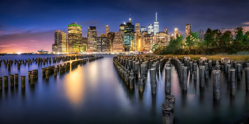 Lower Manhattan Skyline bei Nacht - fotokunst von Jan Becke