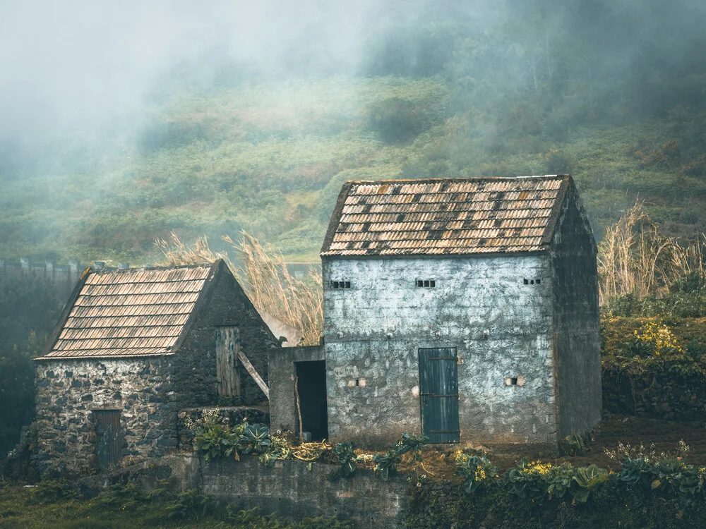 Hütten im Nebel - fotokunst von Sonja Lautner