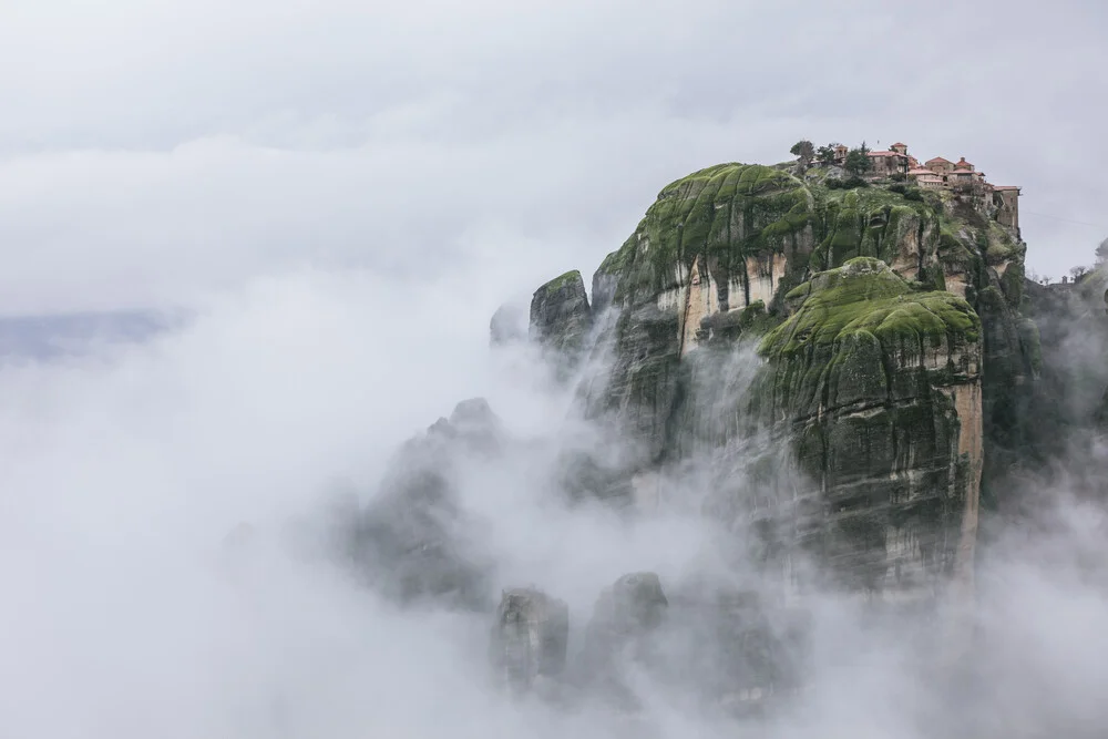 mystic rockformation in meteora - fotokunst von Leander Nardin