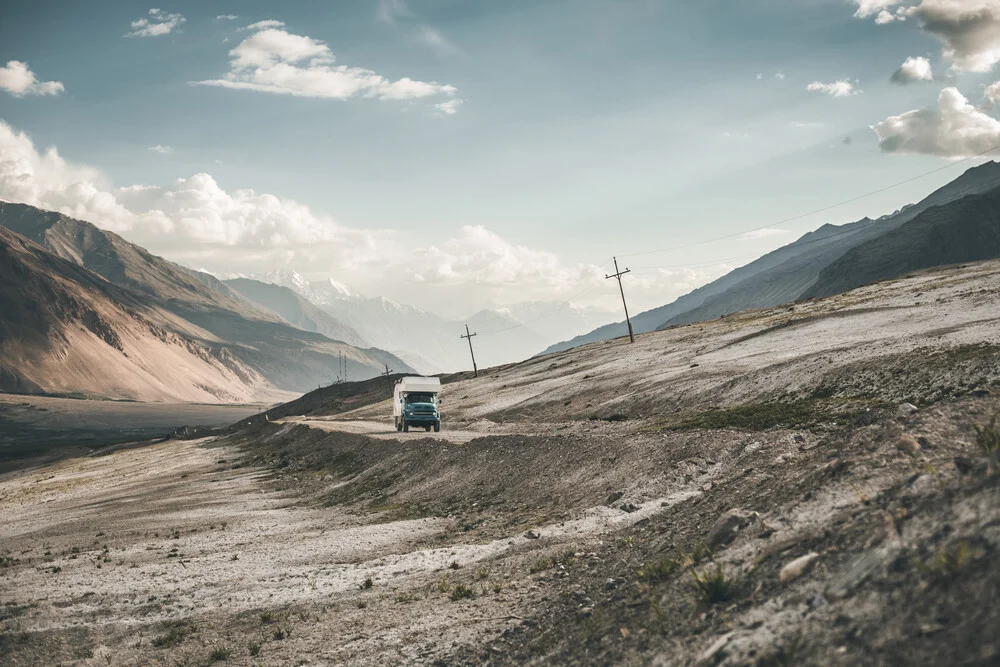 Expediton vehicle in wilderness - Fineart photography by Leander Nardin