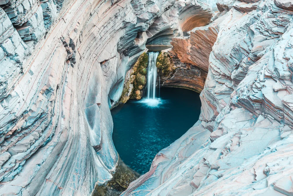 waterfall in a gorge - Fineart photography by Leander Nardin