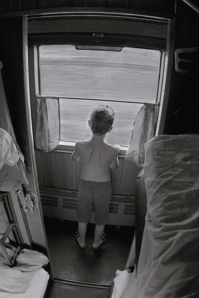 boy at the window - fotokunst von Oleg Lulev
