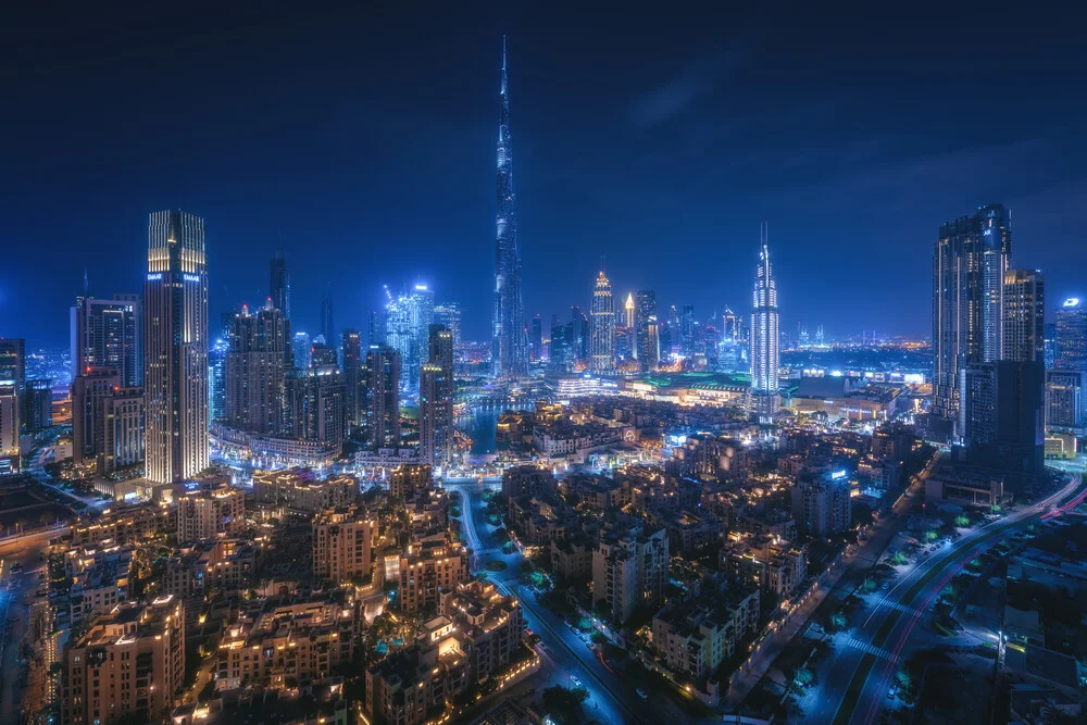 Skyline Dubai bei Nacht als Panorama - fotokunst von Jean Claude Castor