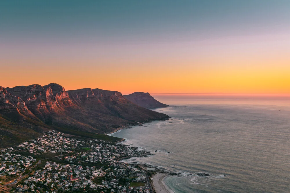 Camps Bay und der Tafelberg bei Kapstadt während des Sonnenuntergangs - fotokunst von Felix Baab