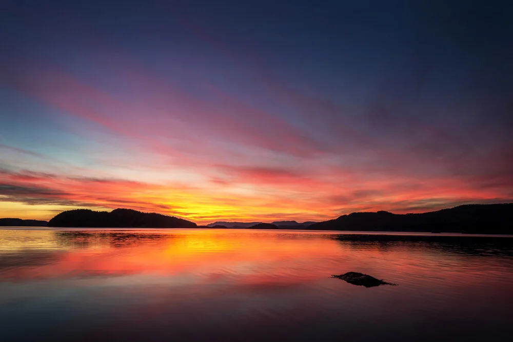 Reflektierender Sonnenuntergang am Fjord - fotokunst von Felix Baab