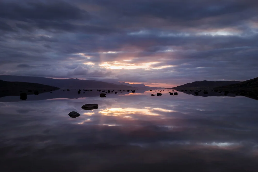 Schwebende Steine im reflektierendem Fjord - fotokunst von Felix Baab