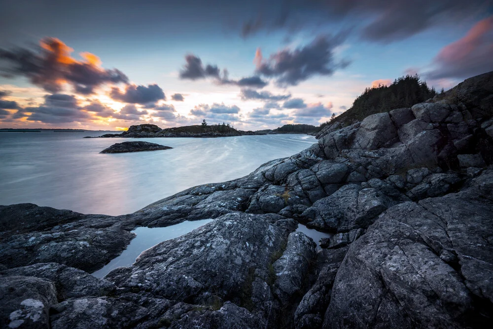 Sonnenuntergang am Meer in der Nähe der Stadt Bergen - fotokunst von Felix Baab