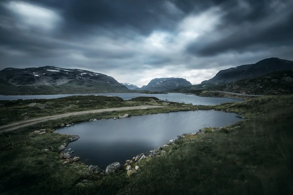 Ein See vor dem See in den Bergen - fotokunst von Felix Baab