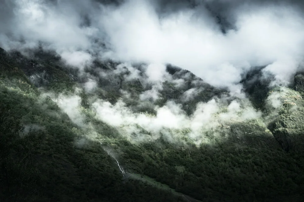 Festhängende Wolkenfront in den Bergen - fotokunst von Felix Baab