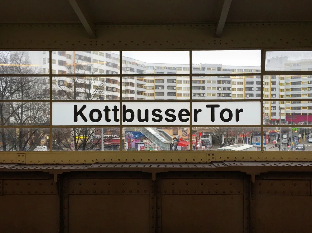 U-Bahnhof Kottbusser Tor - fotokunst von Claudio Galamini