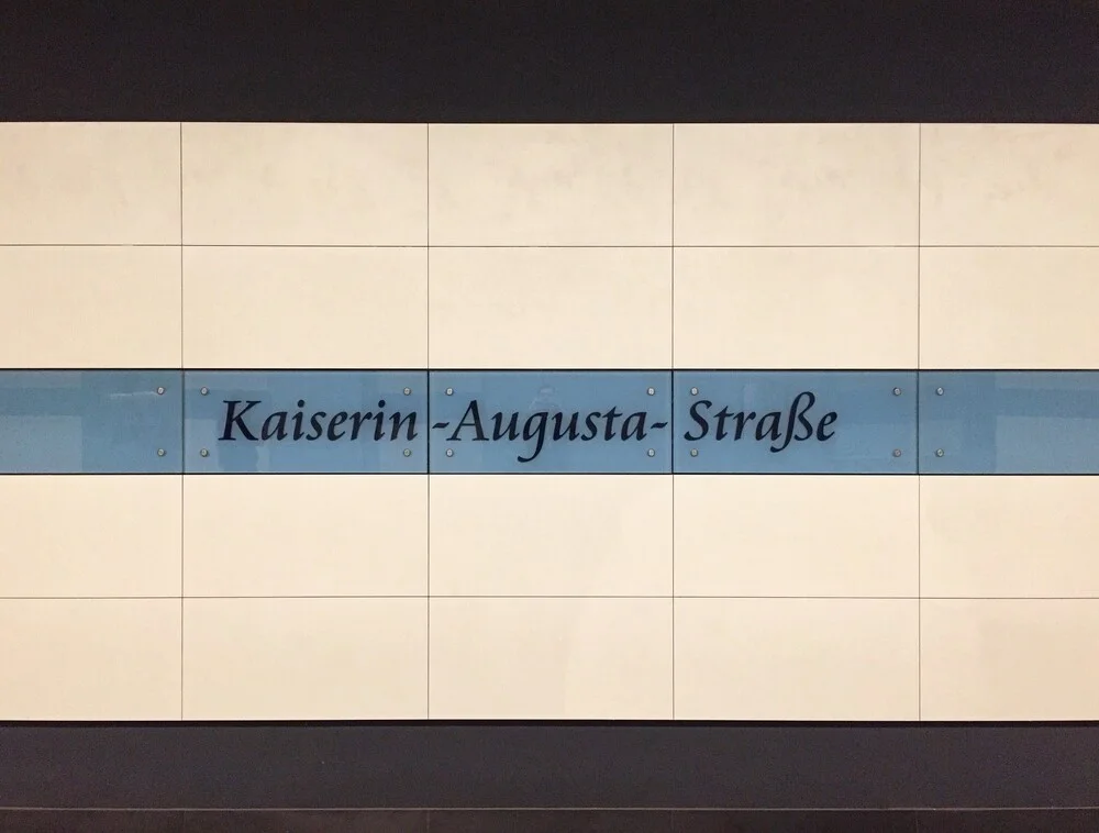 U-Bahnhof Kaiserin-Augusta-Straße - fotokunst von Claudio Galamini