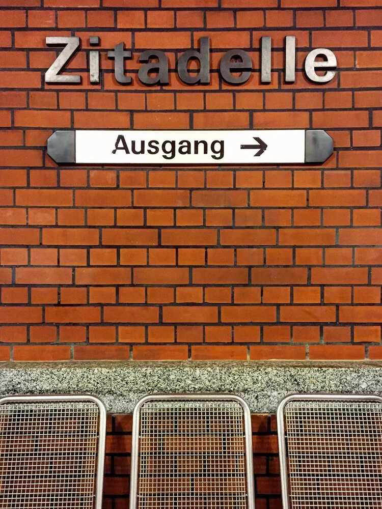 U-Bahnhof Zitadelle - fotokunst von Claudio Galamini