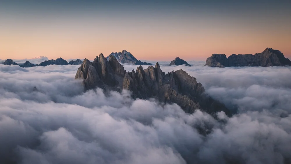 BLUE HOUR IN THE DOLOMITES. - fotokunst von Philipp Heigel