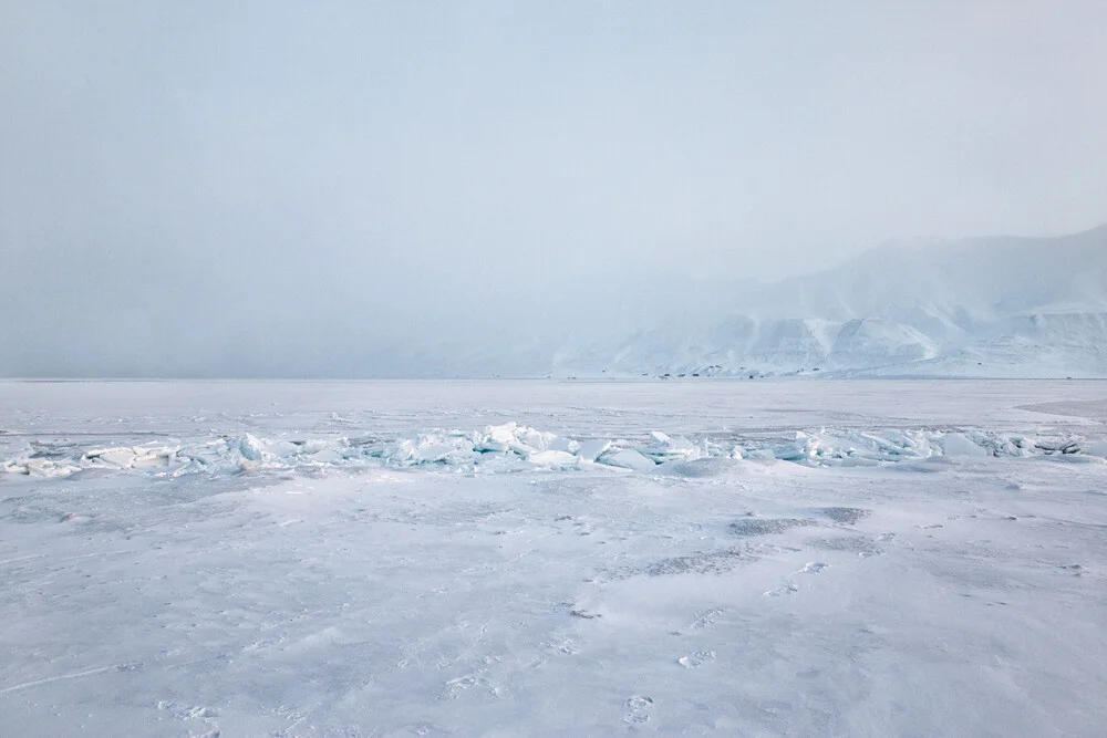 Strand in Spitzbergen - fotokunst von Victoria Knobloch