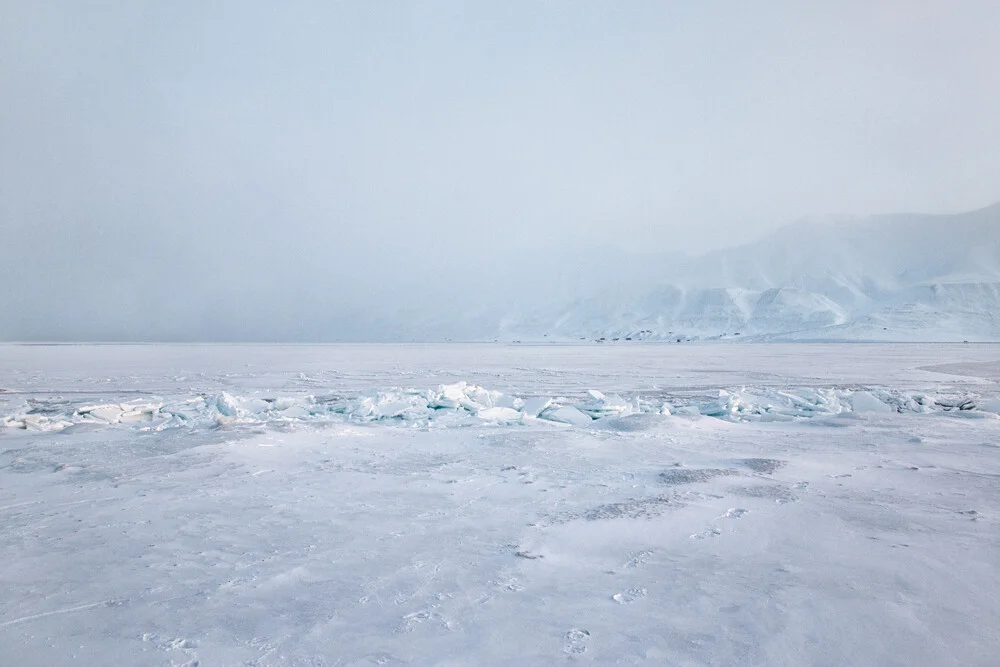 Beach in Spitzbergen - Fineart photography by Victoria Knobloch