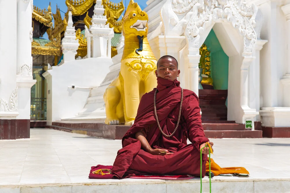 Shwedagon Pagode - fotokunst von Miro May