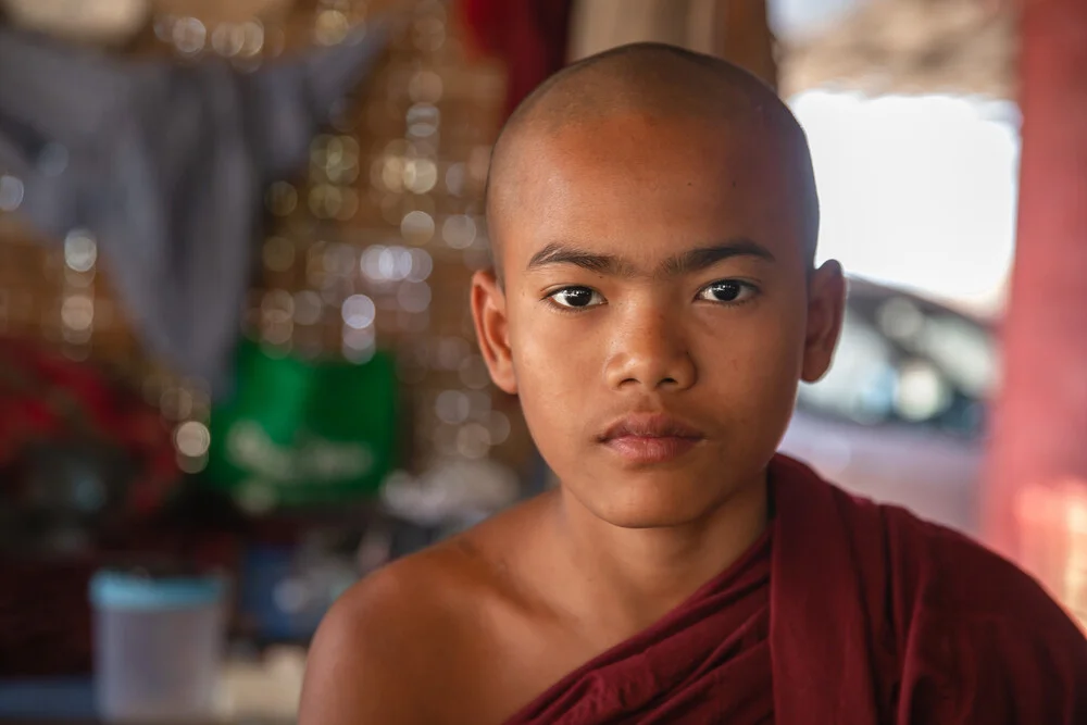 Mönch Bagan, Myanmar – Fotokunst von Miro May als Poster oder Acrylglasbild