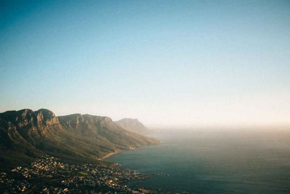 Kapstadt im Sonnenuntergang (Blick vom Lions Head) - fotokunst von Marco Leiter