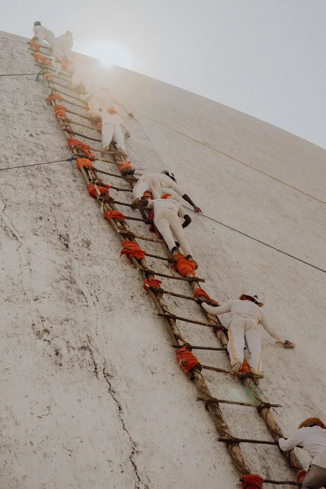 Temple cleaning - Fineart photography by David Wurth