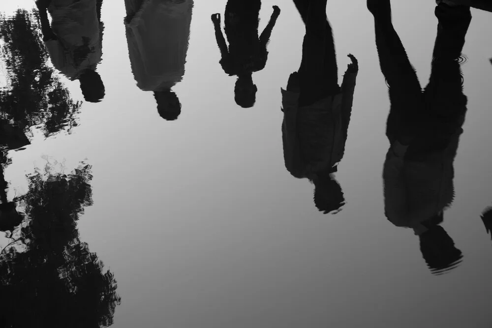 Reflection People Walking - fotokunst von Jagdev Singh