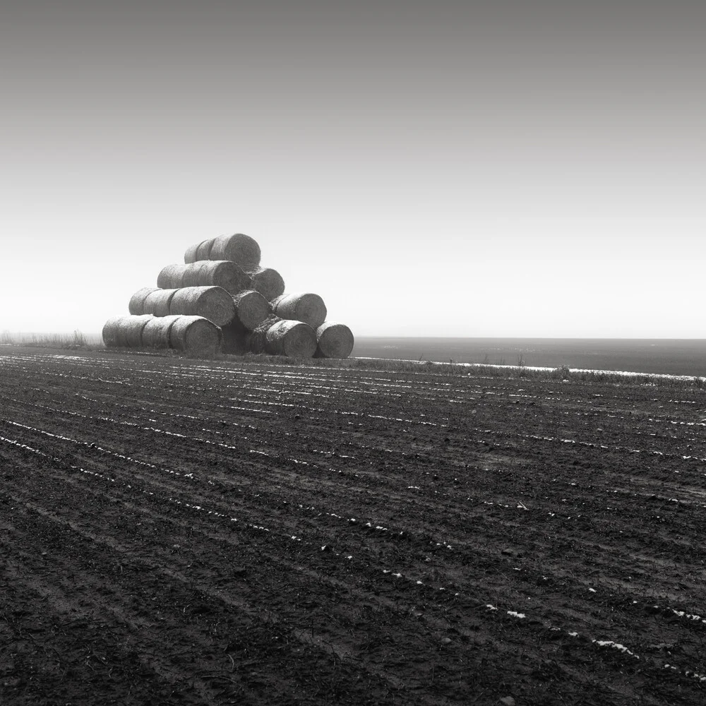Strohballen auf einem Feld - fotokunst von Thomas Wegner