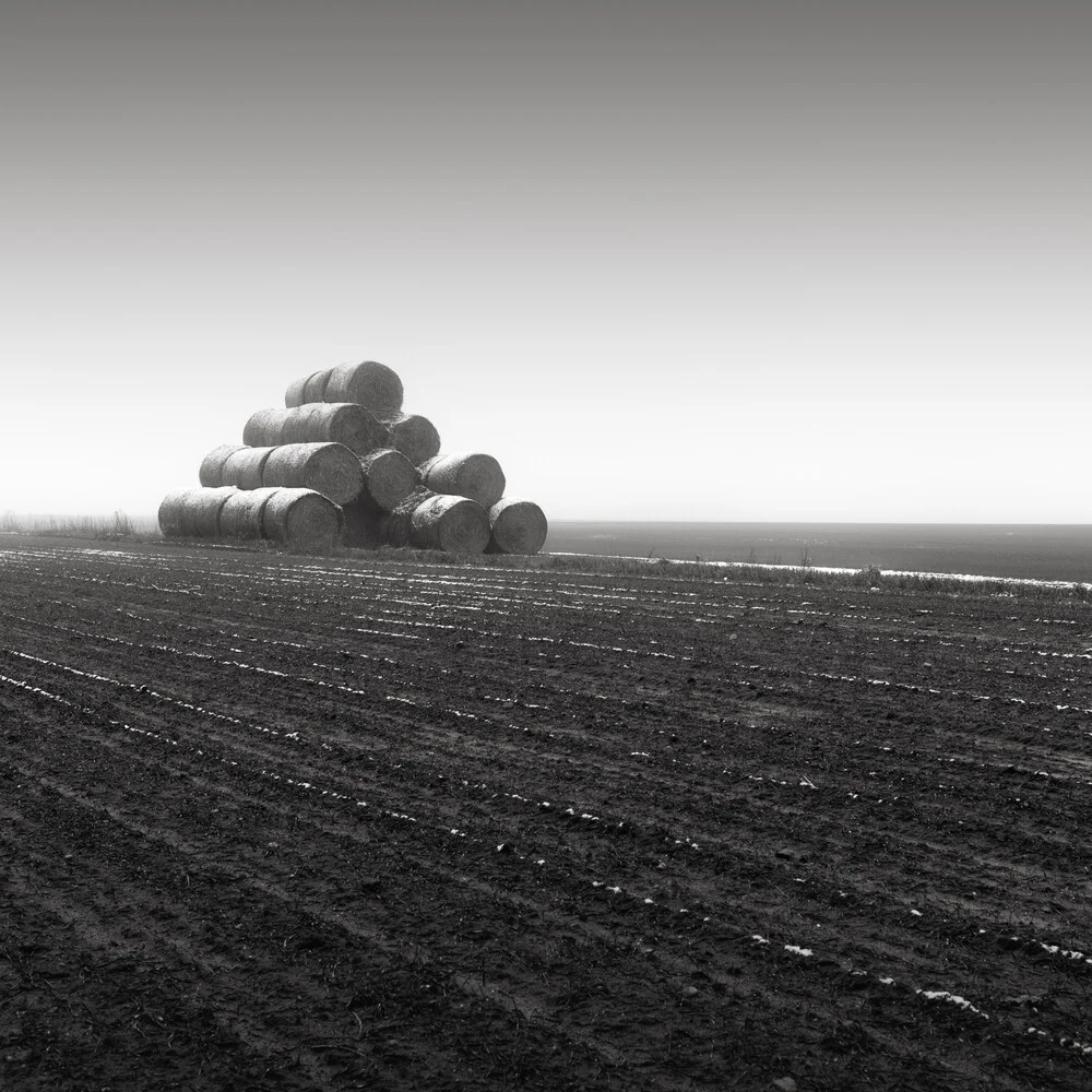 Bales of straw in a field - Fineart photography by Thomas Wegner