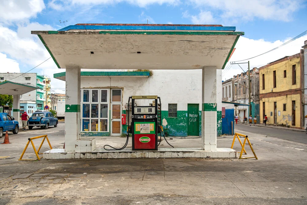 Gas station - fotokunst von Miro May