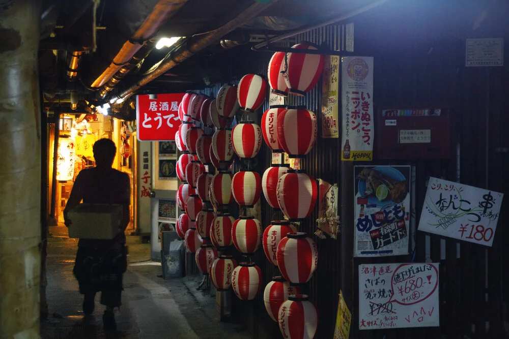Underground alley in Yurakucho Tokyo - fotokunst von Gaspard Walter