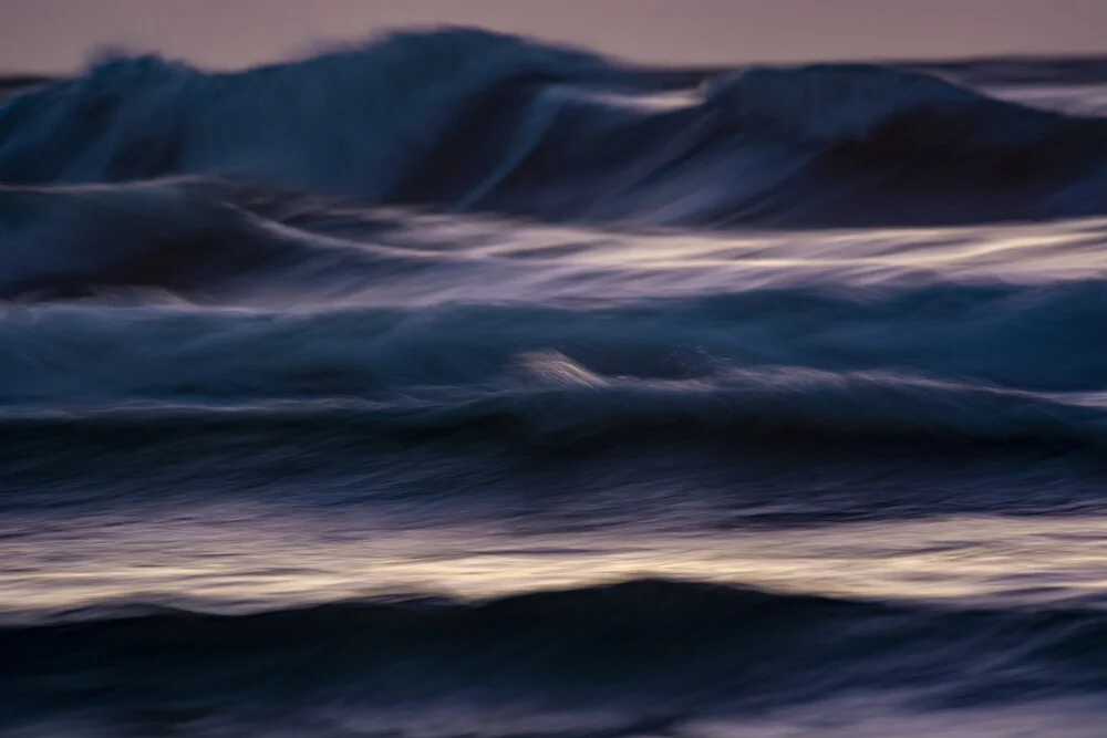 The Uniqueness of Waves XXX - fotokunst von Tal Paz-fridman