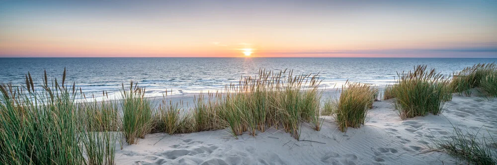 Strandpanorama bei Sonnenuntergang - fotokunst von Jan Becke