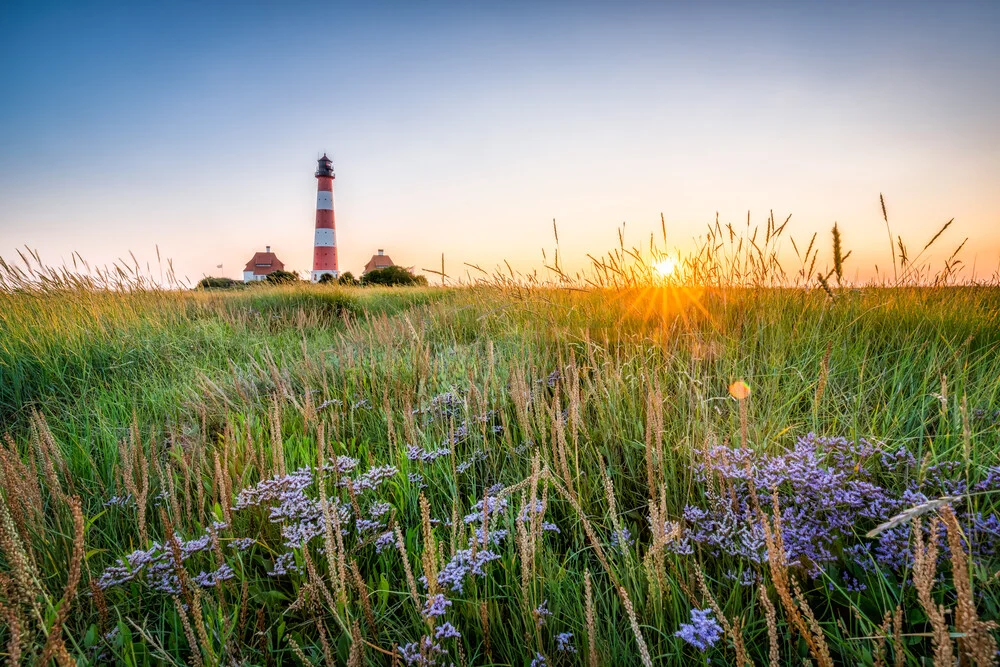 Leuchtturm Westerheversand bei Sonnenuntergang - fotokunst von Jan Becke