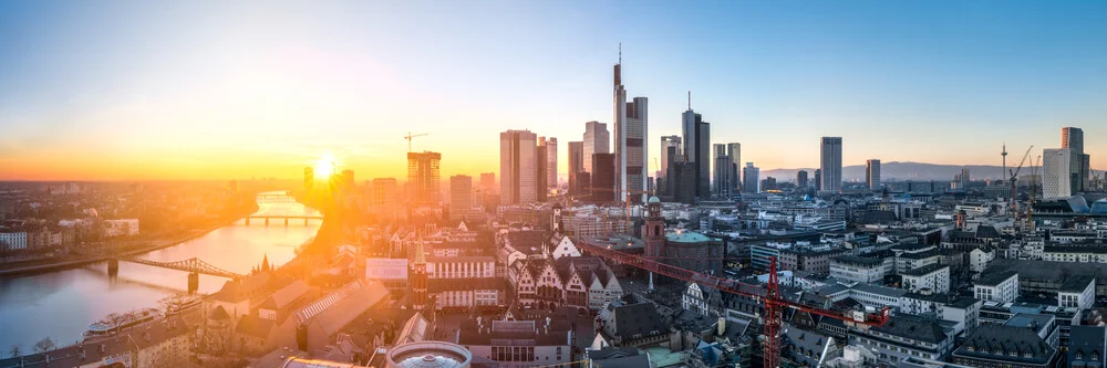 Frankfurt Skyline bei Sonnenuntergang - fotokunst von Jan Becke