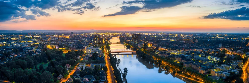 Blick über Mannheim und Ludwigshafen bei Sonnenuntergang - fotokunst von Jan Becke