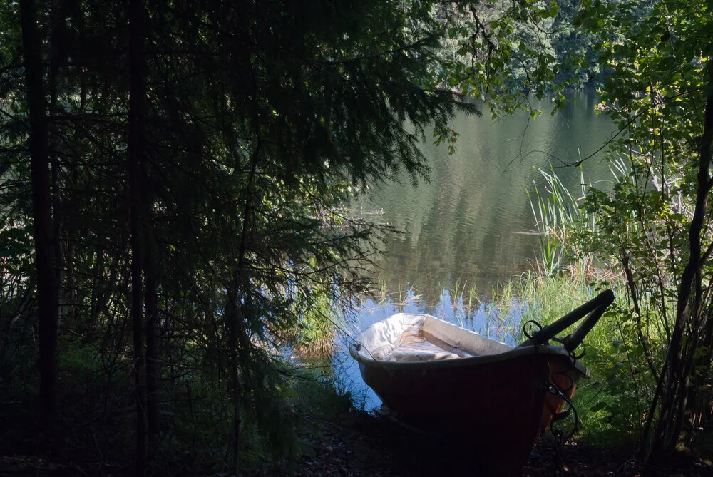 Boat Ashore - fotokunst von Pekka Liukkonen