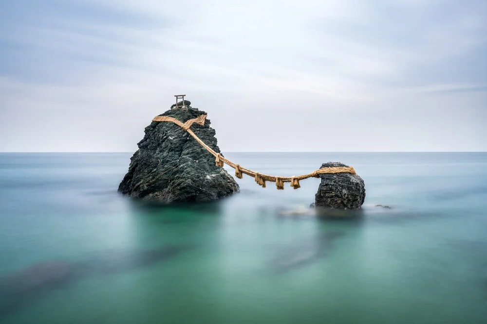 Meoto Iwa Felsen in der Präfektur Mie - fotokunst von Jan Becke